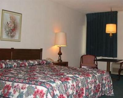 фото отеля Red Carpet Inn & FantaSuites Greenwood