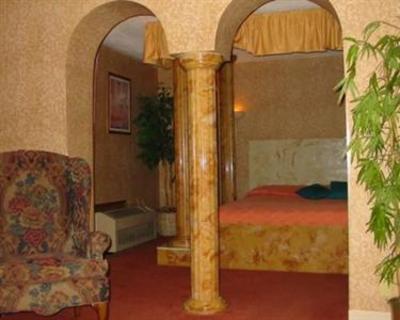 фото отеля Red Carpet Inn & FantaSuites Greenwood