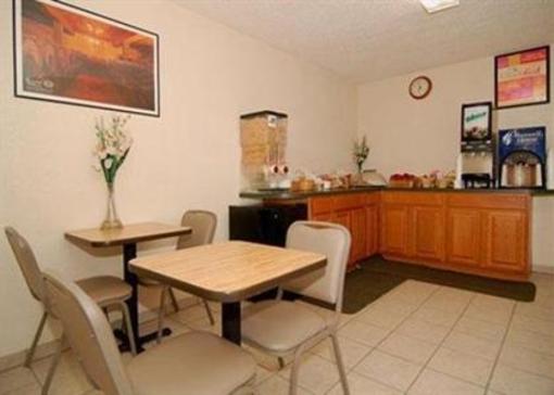 фото отеля Econo Lodge Parkway Historic Area