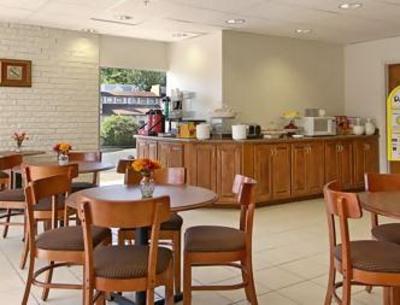 фото отеля Econo Lodge Fredericksburg (Virginia)