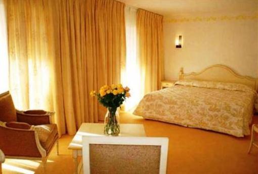 фото отеля Hotel Omega Valbonne