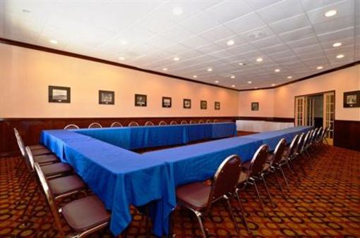 фото отеля BEST WESTERN Sally Port Inn and Suites