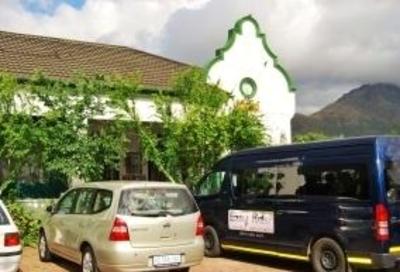 фото отеля Stumble Inn Backpackers Lodge