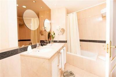 фото отеля Apartamentos Guadalpin Boutique