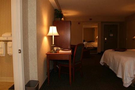 фото отеля Hampton Inn & Suites Country Club Plaza