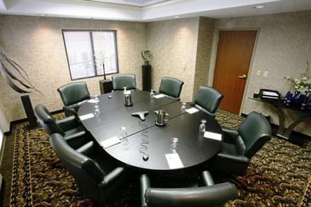 фото отеля Hampton Inn & Suites Country Club Plaza