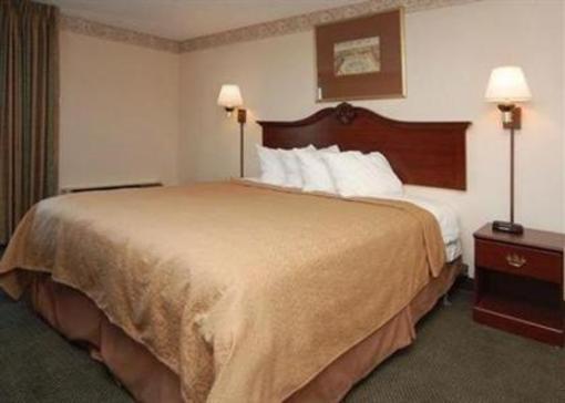фото отеля Ambassador Hotel & Suites