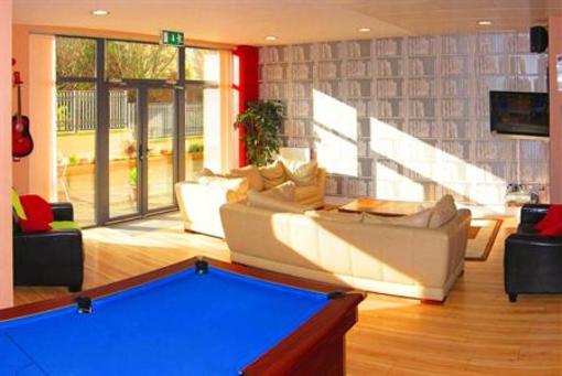 фото отеля Snoozles Hostel