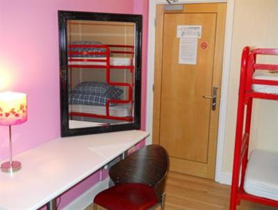 фото отеля Snoozles Hostel