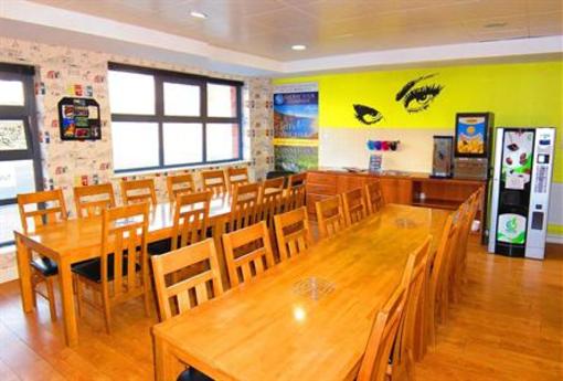 фото отеля Snoozles Hostel