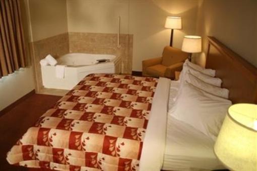 фото отеля AmericInn Lodge and Suites Tomah