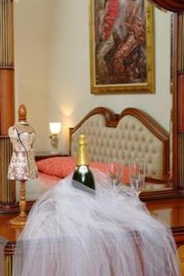 фото отеля Adamis Majesty Suites
