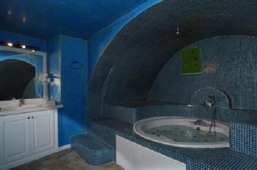 фото отеля Adamis Majesty Suites