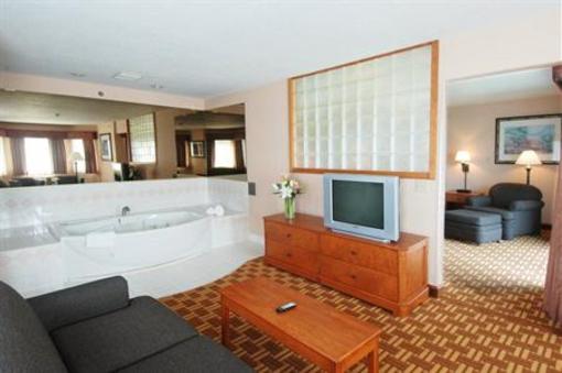 фото отеля Best Western Plus Harbour Pointe Lakefront