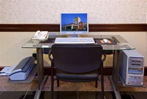 фото отеля Holiday Inn Express Hotel & Suites Milford (Ohio)