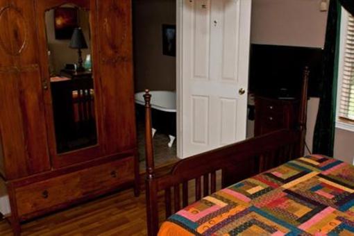 фото отеля The Carriage House Bed and Breakfast