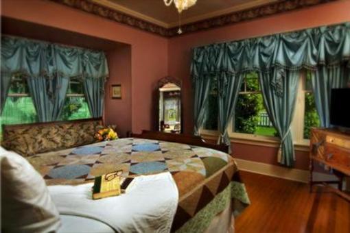 фото отеля The Carriage House Bed and Breakfast