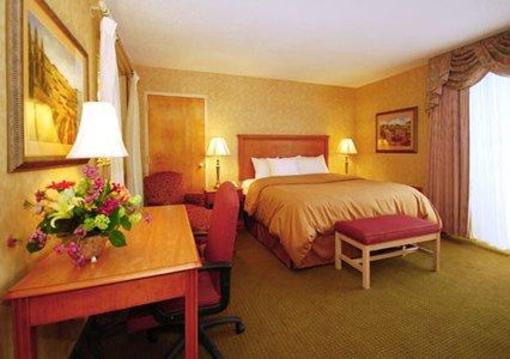 фото отеля Clarion Inn & Summit Center