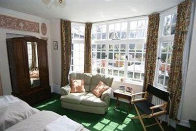 фото отеля Heatherbank Bed and Breakfast Camberley