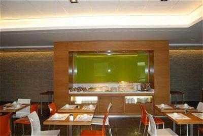 фото отеля Holiday Inn Express Bergamo West