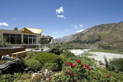 фото отеля Nugget Point Botique Hotel Queenstown