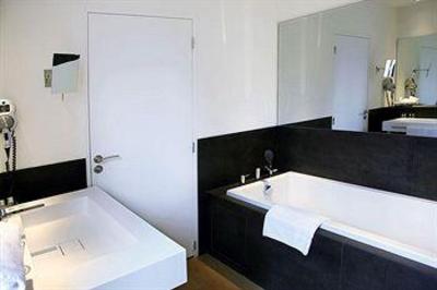 фото отеля Hotel Le Pre Du Moulin Serignan-du-Comtat