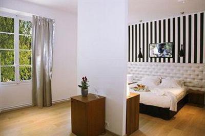 фото отеля Hotel Le Pre Du Moulin Serignan-du-Comtat