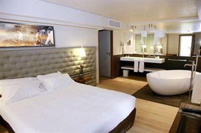фото отеля Hotel Le Pre Du Moulin Serignan-du-Comtat