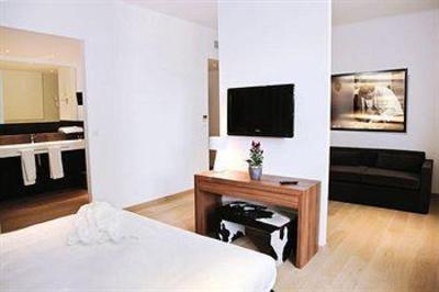 фото отеля Hotel Le Pre Du Moulin Serignan-du-Comtat