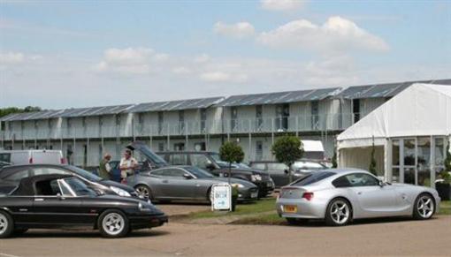 фото отеля Snoozebox Silverstone Hotel
