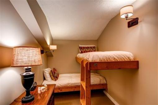 фото отеля Snowpine Lodge