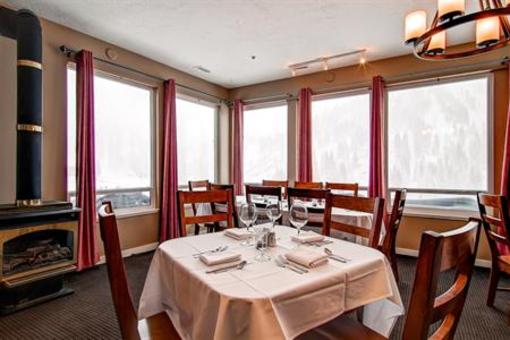 фото отеля Snowpine Lodge