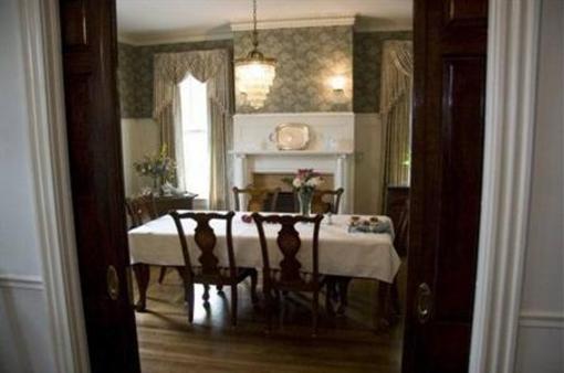 фото отеля White Hall Manor Bed & Breakfast