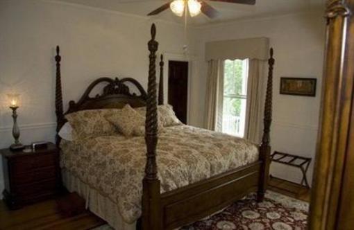 фото отеля White Hall Manor Bed & Breakfast