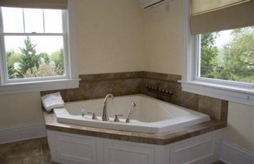 фото отеля White Hall Manor Bed & Breakfast