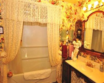 фото отеля Old Victorian Farmhouse Bed & Breakfast