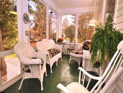 фото отеля Old Victorian Farmhouse Bed & Breakfast