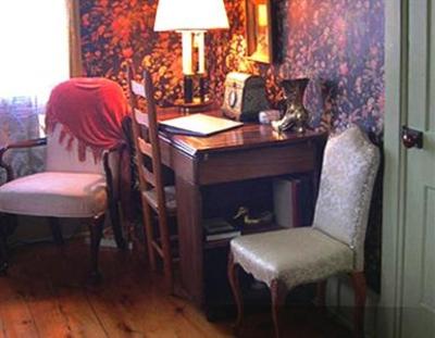 фото отеля Old Victorian Farmhouse Bed & Breakfast