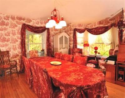 фото отеля Old Victorian Farmhouse Bed & Breakfast