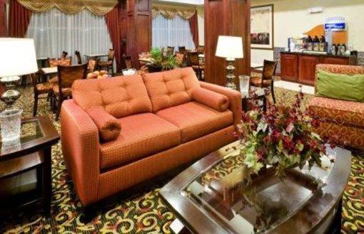 фото отеля Holiday Inn Express Hotel & Suites New Boston
