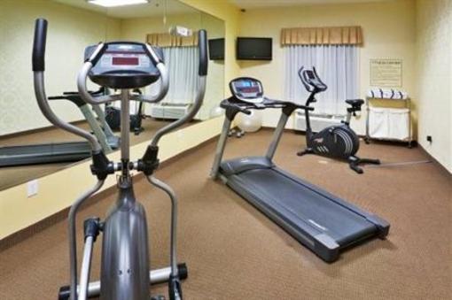 фото отеля Holiday Inn Express Hotel & Suites New Boston
