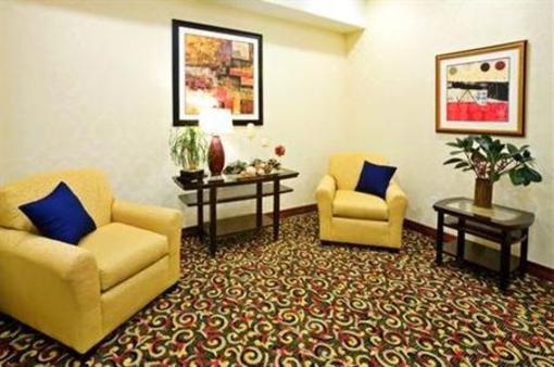 фото отеля Holiday Inn Express Hotel & Suites New Boston