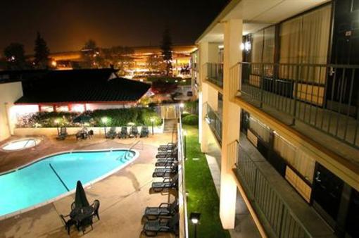 фото отеля Vagabond Inn Executive Old Town