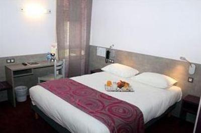 фото отеля Brit Hotel Les Evens Saint-Saturnin