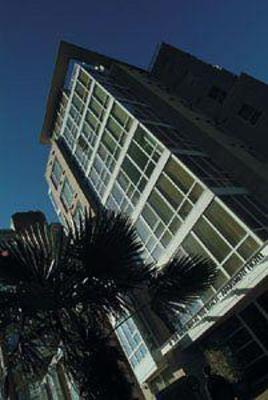 фото отеля 910 Beach Avenue Apartment Hotel