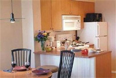 фото отеля 910 Beach Avenue Apartment Hotel