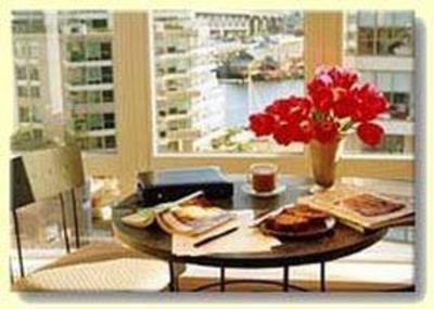 фото отеля 910 Beach Avenue Apartment Hotel