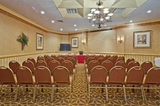 фото отеля Holiday Inn Columbus (Mississippi)