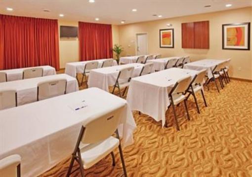 фото отеля Holiday Inn Express & Suites Lincoln Airport