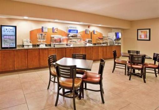 фото отеля Holiday Inn Express & Suites Lincoln Airport